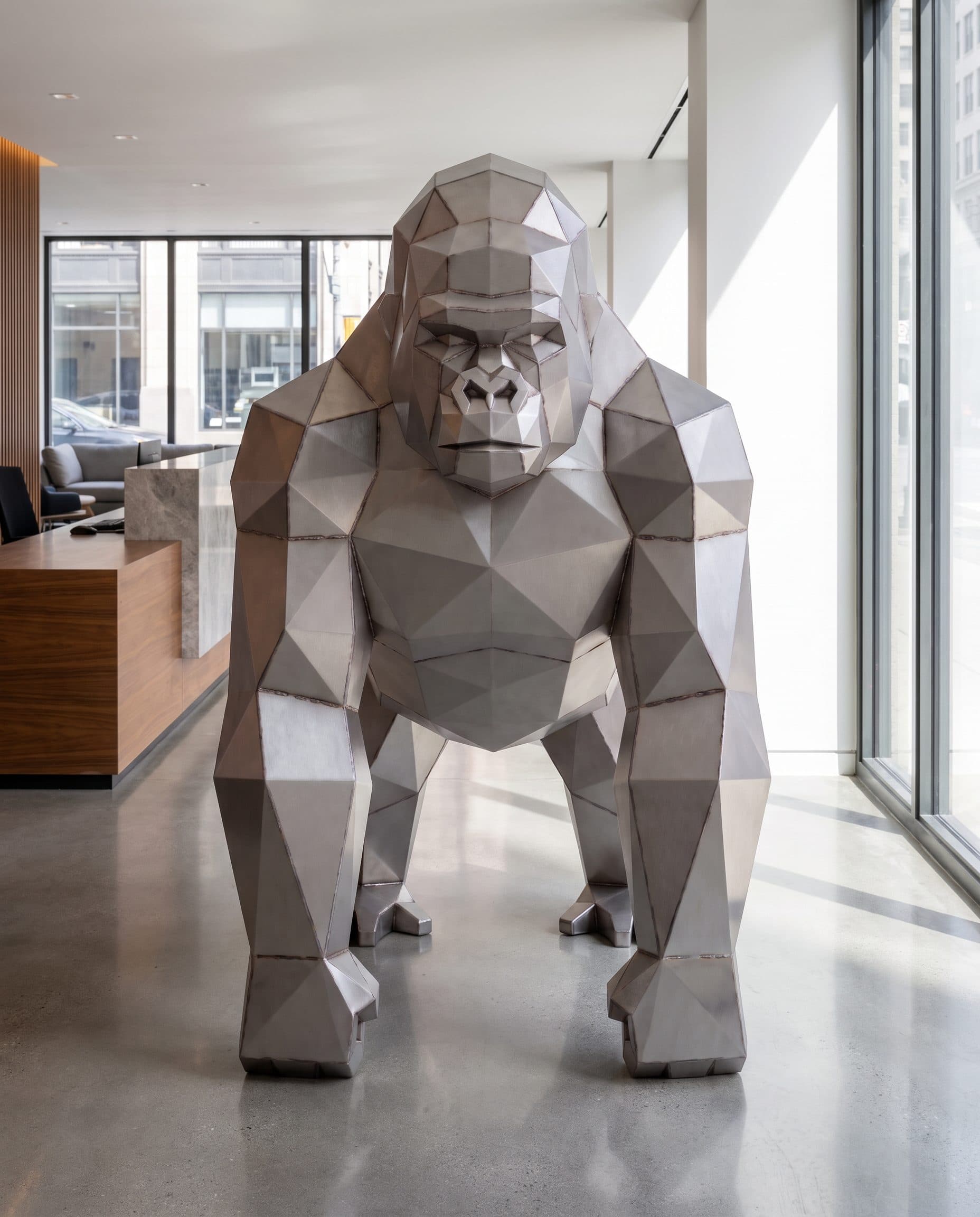 Gorilla-Skulptur aus Edelstahl, 1,5 m hoch, im Foyer eines Unternehmens